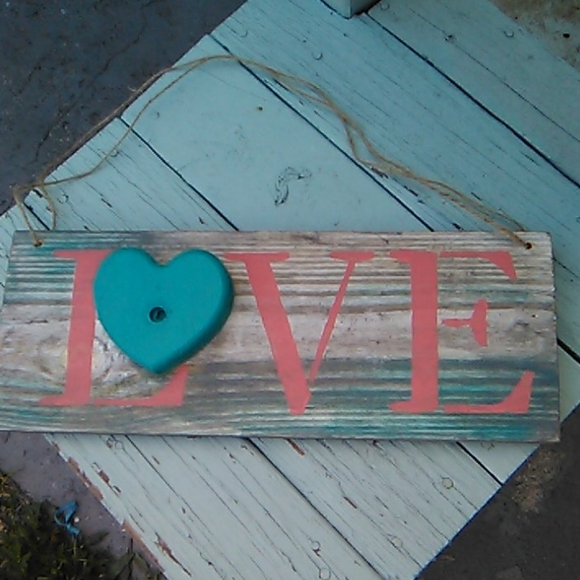 Recycled Wooden Love Sign - Picture 8 of 8
